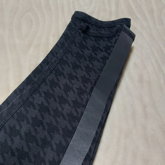 Alo Yoga high rise leggings with Reflective stripes - Picture 10 of 14